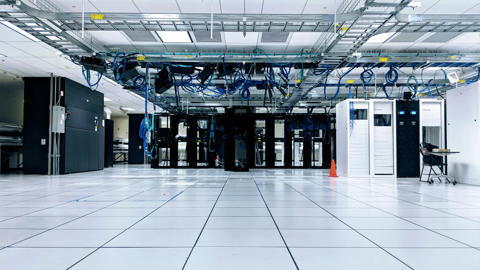 Sala tècnica amb racks i safates de cablejat